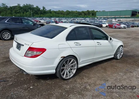 2010 Mercedes-Benz C 300 Sport 4Matic z USA, uszkodzony, nr VIN WDDGF8BBXAR090996